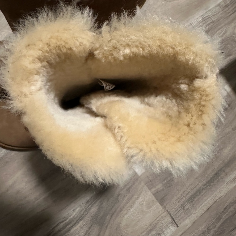 Bailey Button Ugg Size 6 - image 5